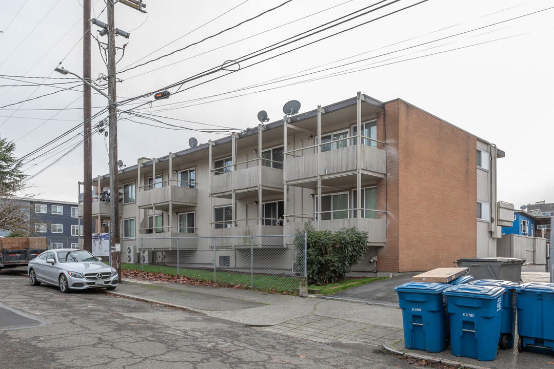 The Chateau Apartments in Seattle, WA - Building Photo