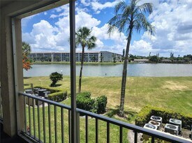 3737 Lake Bayshore Dr, Unit 213 in Bradenton, FL - Building Photo