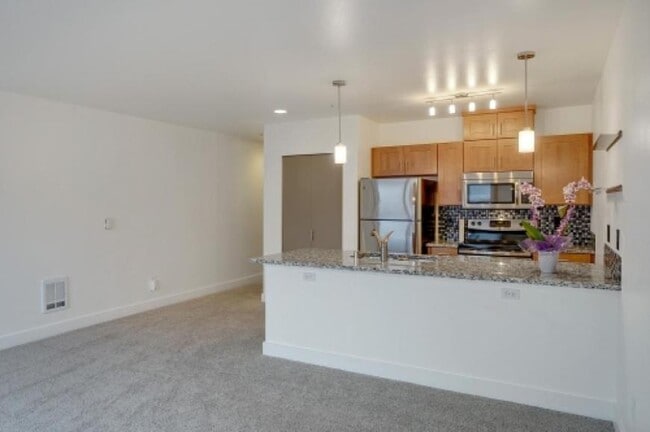 2440 Western Ave in Seattle, WA - Building Photo - Building Photo