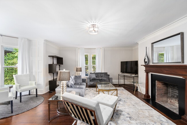 77 Coggeshall Ave, Unit Garden Unit in Newport, RI - Building Photo - Building Photo