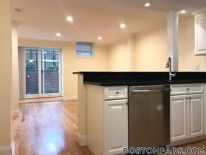 22 Chauncy St, Unit A in Cambridge, MA - Foto de edificio - Building Photo