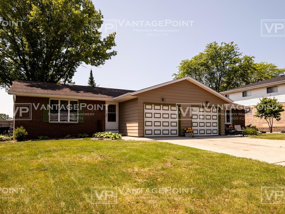 2571 Trojan Dr in Green Bay, WI - Building Photo