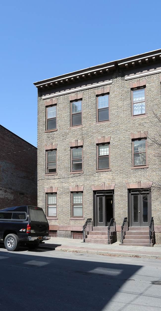 373 Hudson Ave in Albany, NY - Foto de edificio - Building Photo