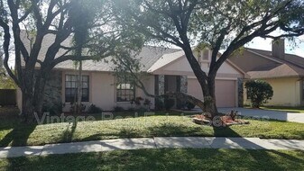 1904 Firethorn Ct in Brandon, FL - Building Photo