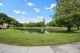 800 Crestwood Ct S in Royal Palm Beach, FL - Building Photo - Building Photo