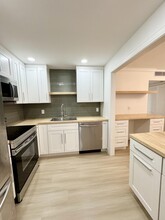 330 Saxony Ln in Delray Beach, FL - Foto de edificio - Building Photo