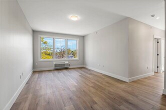 2021 Jones Rd, Unit 106 in Fort Lee, NJ - Building Photo - Building Photo