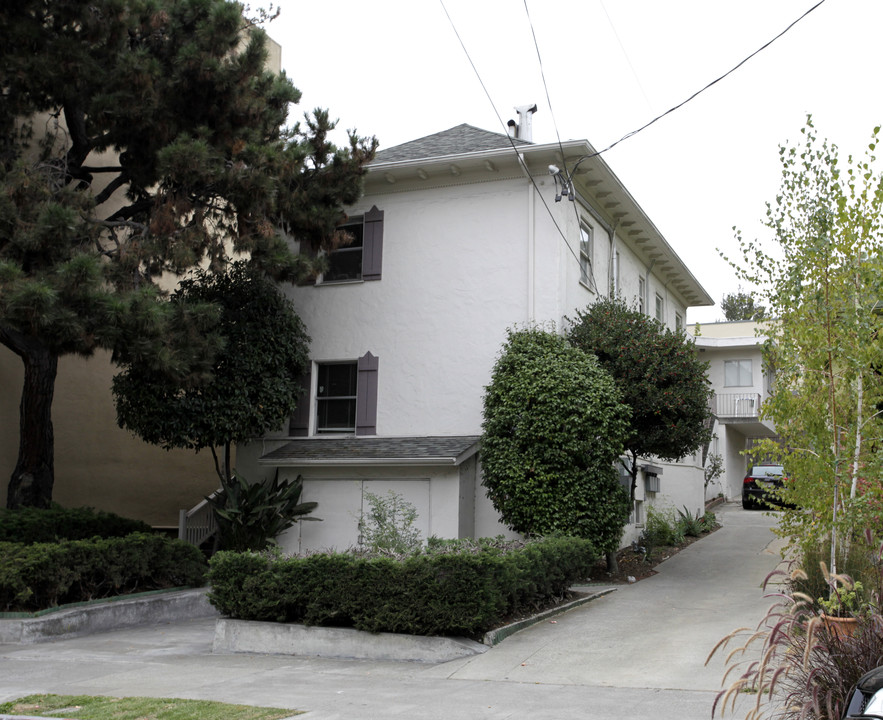 417 Staten Ave in Oakland, CA - Building Photo