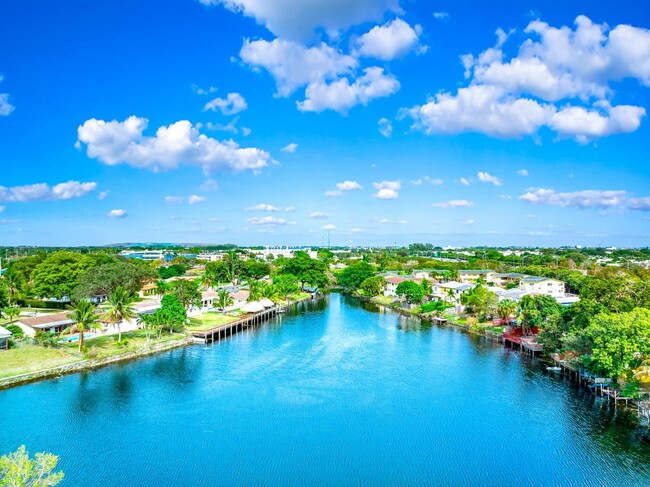 374 Sunshine Dr in Coconut Creek, FL - Foto de edificio - Building Photo