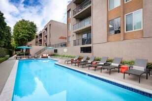 Burbank Gardens in Sherman Oaks, CA - Building Photo