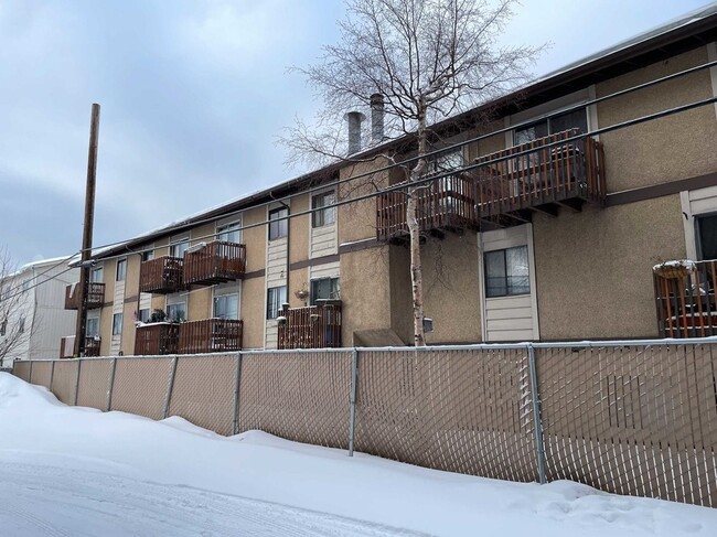 1046 W 26th Ave in Anchorage, AK - Foto de edificio - Building Photo