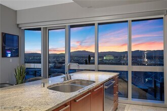 4471 Dean Martin Dr in Las Vegas, NV - Foto de edificio - Building Photo