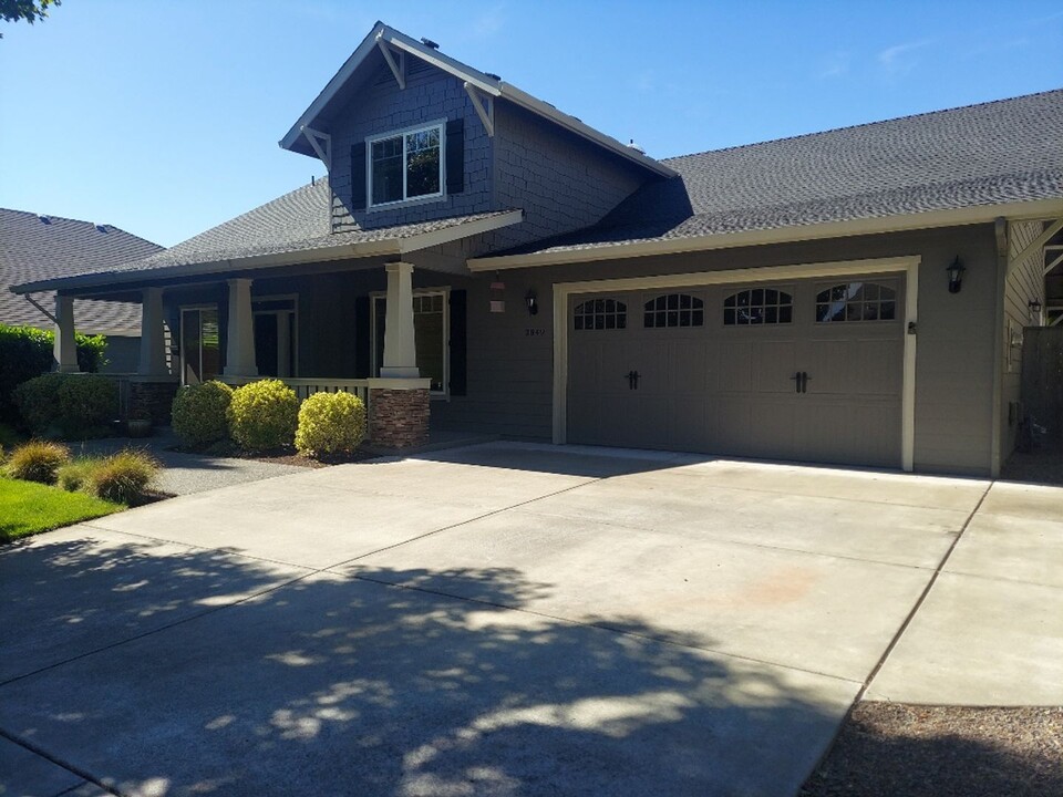 3849 Crystal Springs Dr in Medford, OR - Building Photo