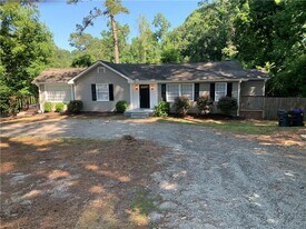 722 Level Creek Rd in Sugar Hill, GA - Building Photo