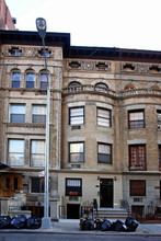 221 West 70th Street in New York, NY - Foto de edificio - Building Photo