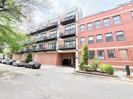 2012 W Saint Paul Ave, Unit 409 in Chicago, IL - Building Photo