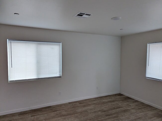 324 Sycamore Dr in Bakersfield, CA - Building Photo - Building Photo