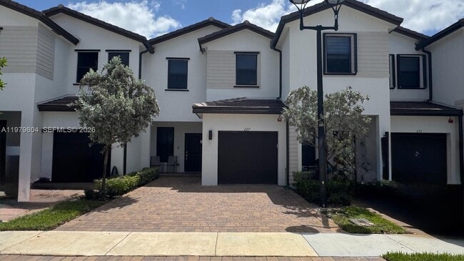 227 SW 159th Ter in Pembroke Pines, FL - Building Photo - Building Photo