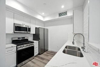 627 N Dillon St in Los Angeles, CA - Building Photo - Building Photo