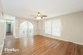 6704 NW Mirror Lake Terrace in Kansas City, MO - Building Photo - Building Photo