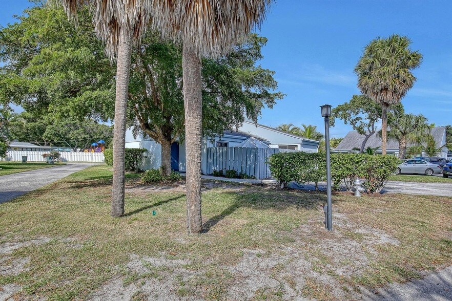 241 NW 15th St in Boca Raton, FL - Building Photo