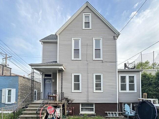 1935 W Berteau Ave