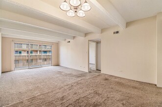 8060 E Girard Ave, Unit 915 in Denver, CO - Foto de edificio - Building Photo