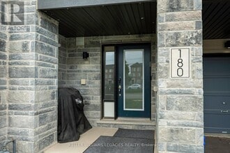 180 Vantage Lp in Newmarket, ON - Building Photo - Building Photo