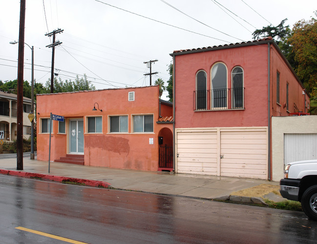 2527-2529 Berkeley Ave in Los Angeles, CA - Foto de edificio - Building Photo