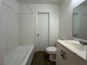 1815 McKnight Mill Rd, Unit 1815-A in Greensboro, NC - Foto de edificio - Building Photo