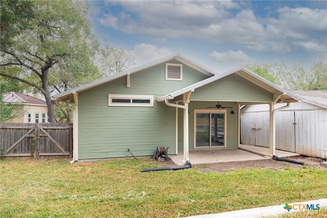 557 Lee St in New Braunfels, TX - Building Photo - Building Photo