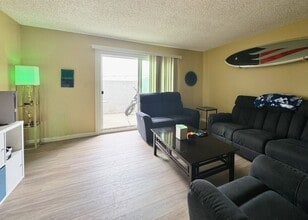 Sea Breeze Townhome Apartments in Redondo Beach, CA - Foto de edificio - Building Photo