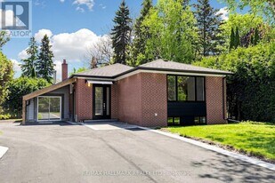 11 Johnson Rd in Aurora, ON - Building Photo