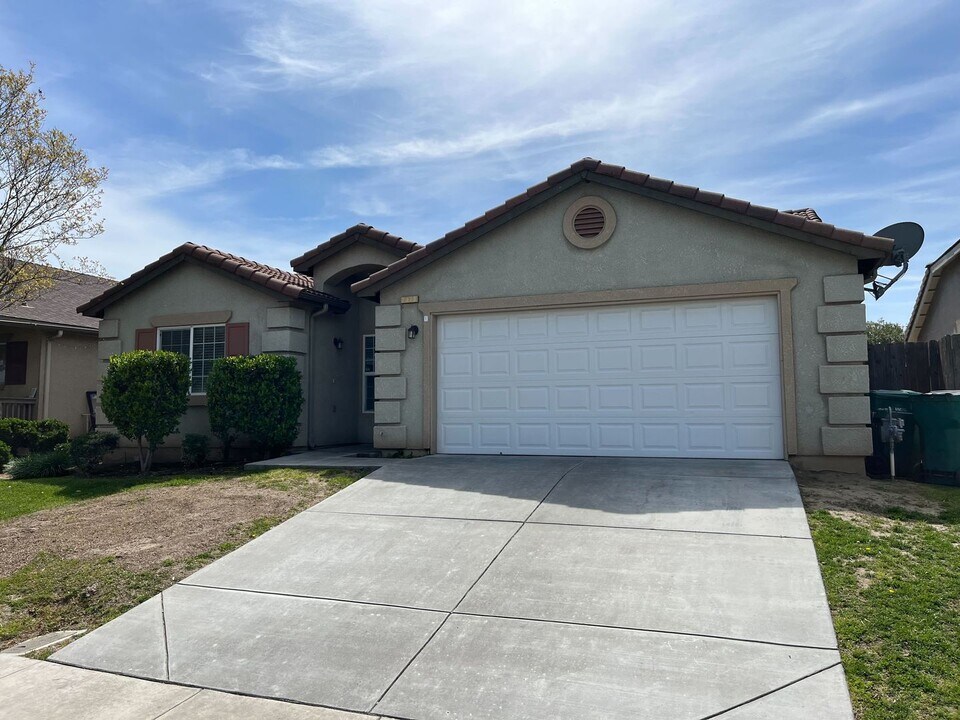 2073 Solis St in Merced, CA - Building Photo