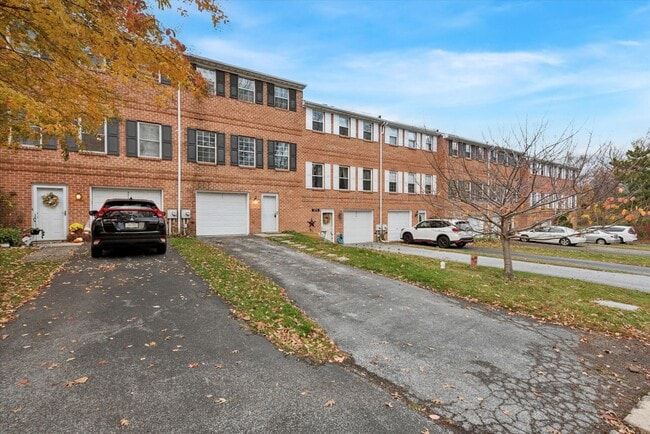 573 S Coventry Ln in West Chester, PA - Building Photo - Building Photo