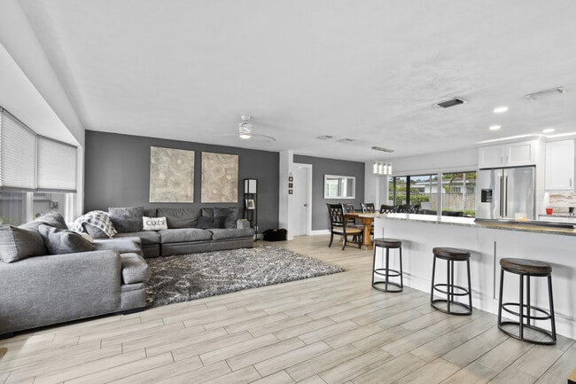 9956 Dahlia Ave in Palm Beach Gardens, FL - Foto de edificio - Building Photo