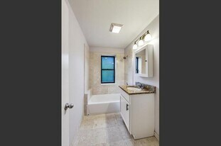 1257 W Roscoe St in Chicago, IL - Building Photo