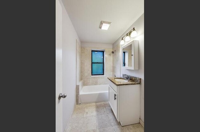 property at 1257 W Roscoe St