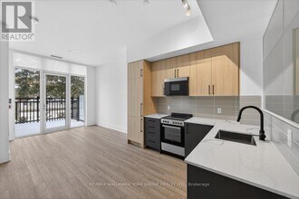 2075 King Rd in King City, ON - Building Photo - Building Photo