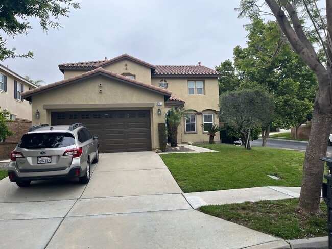 5761 Delamar Dr in Fontana, CA - Foto de edificio - Building Photo