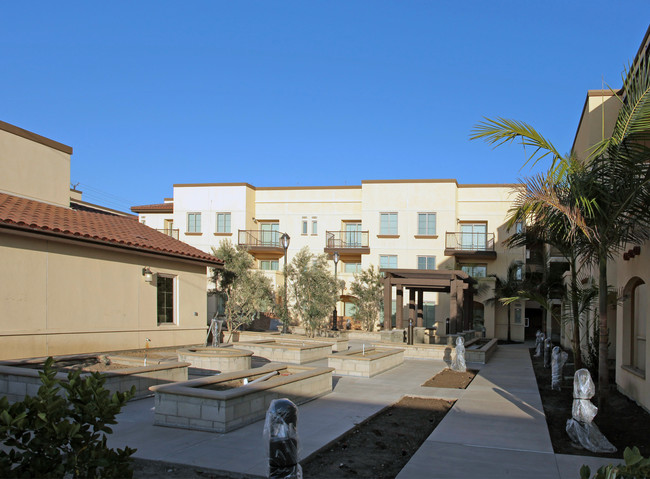 Terra Bella Apartments in Bell Gardens, CA - Foto de edificio - Building Photo