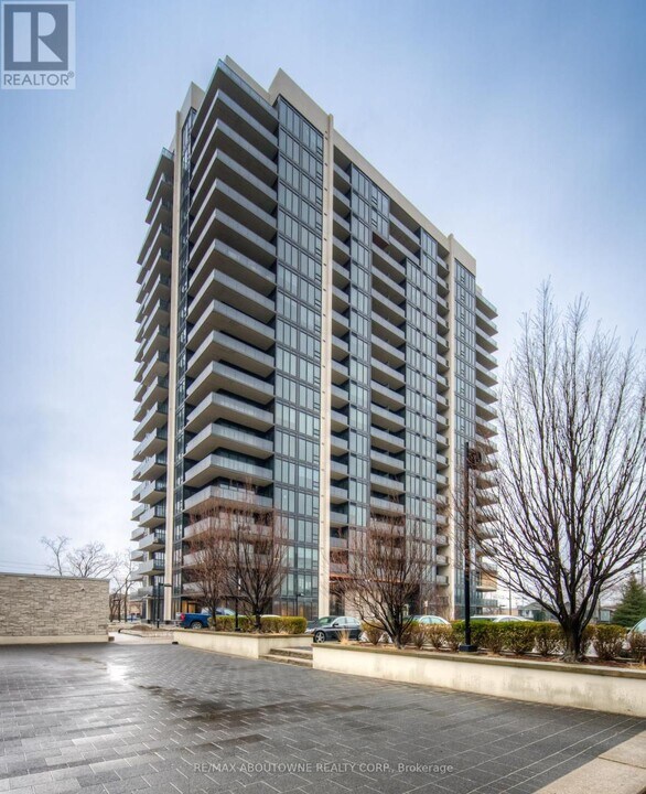 1035-1035 Southdown Rd in Mississauga, ON - Building Photo