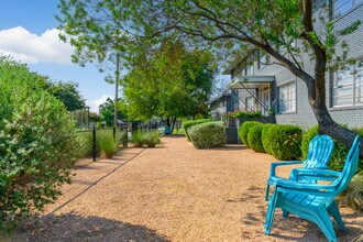 Lakewood Plaza in Dallas, TX - Building Photo - Building Photo