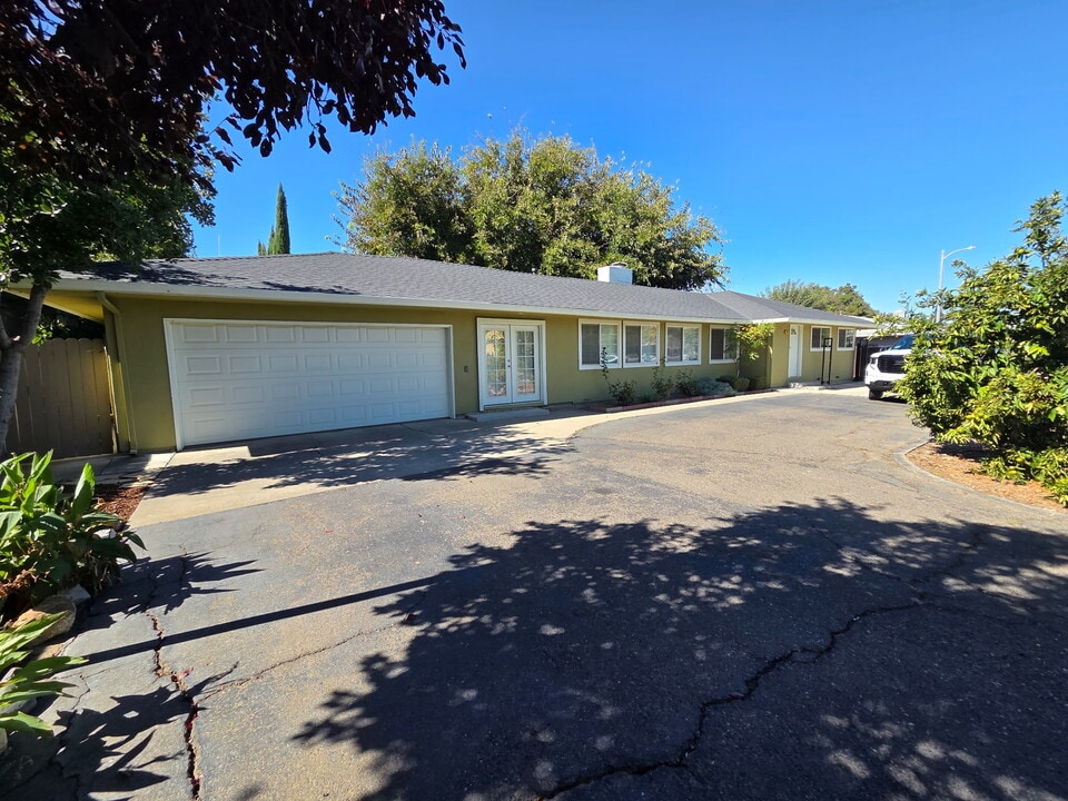 742 Bourn Dr in Woodland, CA - Foto de edificio