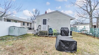 19 7th St in Bayville, NY - Building Photo - Building Photo