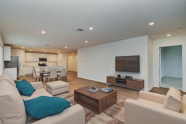 9211 Redwood Br Dr in Baytown, TX - Building Photo - Building Photo