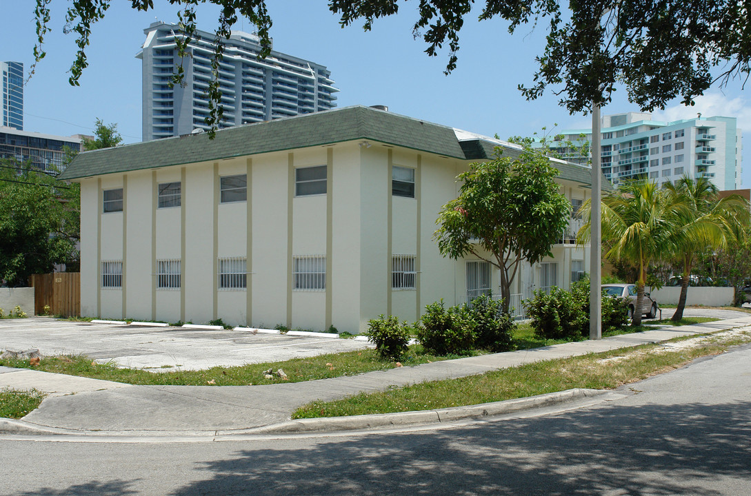 425 NE 32nd St in Miami, FL - Foto de edificio