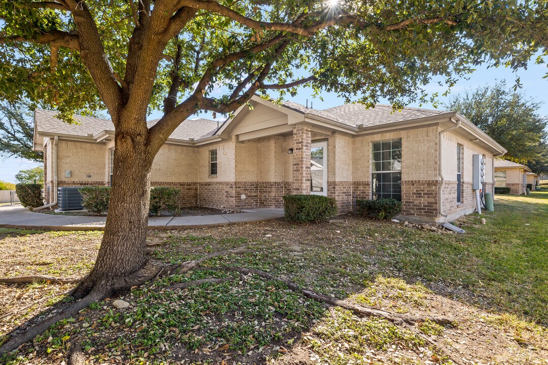 Oak Timbers White Settlement in White Settlement, TX - Building Photo