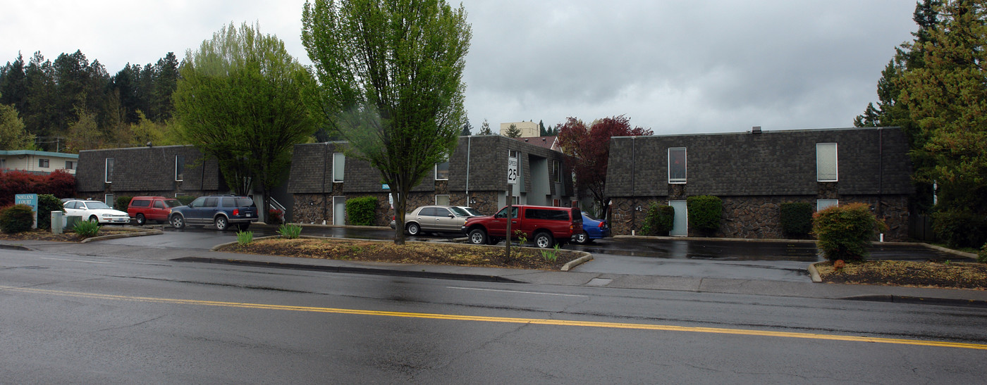 Noelane Court in Eugene, OR - Foto de edificio