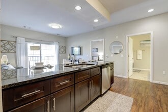 Maywood Apartments in Champaign, IL - Foto de edificio - Building Photo